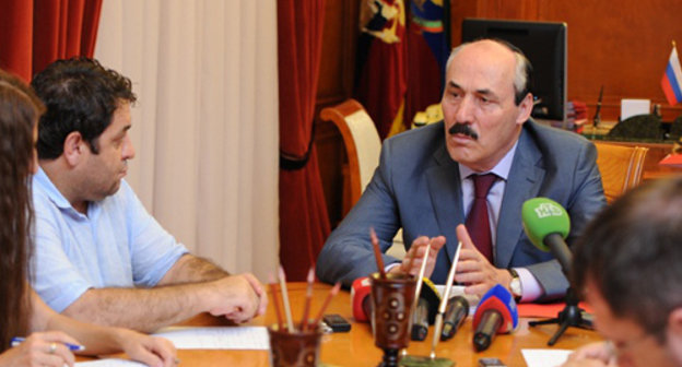 Ramazan Abdulatipov at the meeting with journalists. Makhachkala, August 15, 2013. Photo: http://www.riadagestan.ru/ 