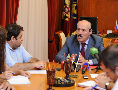 Ramazan Abdulatipov at the meeting with journalists. Makhachkala, August 15, 2013. Photo: http://www.riadagestan.ru/ 