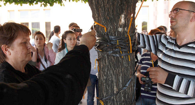 Activists and relatives of deceased soldiers lighting the candles in the park near the Armenian govt building in the memory of soldier Lux Stepanyan killed in the city of Noyemberyan. Yerevan, May 18, 2013. Photo: PanARMENIAN Photo/Hrant Khachatryan 