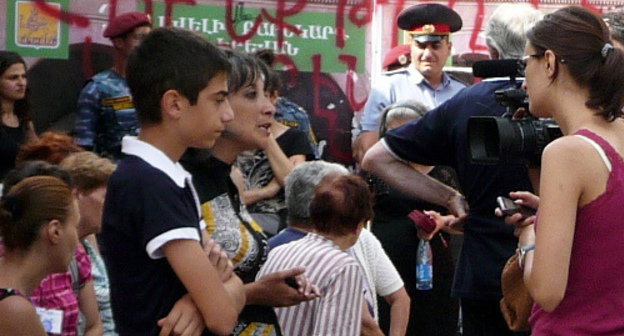 Participants of rally against construction of a multi-purpose building in Komitas Avenue in Yerevan talking to journalists. Yerevan, August 21, 2013. Photo by Armine Martirosyan for the ‘Caucasian Knot’.