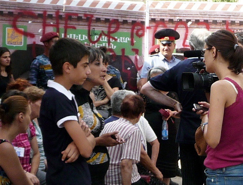 Participants of rally against construction of a multi-purpose building in Komitas Avenue in Yerevan talking to journalists. Yerevan, August 21, 2013. Photo by Armine Martirosyan for the ‘Caucasian Knot’.