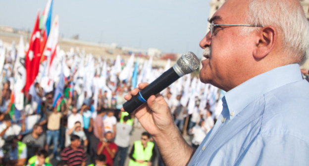 The leader of the oppositional "Musavat" Party Isa Gambar speaks at the rally of the National Council of Democratic Forces (NCDF). Baku, August 19, 2013. Photo by Aziz Karimov for the "Caucasian Knot"