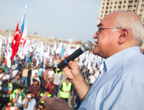 The leader of the oppositional "Musavat" Party Isa Gambar speaks at the rally of the National Council of Democratic Forces (NCDF). Baku, August 19, 2013. Photo by Aziz Karimov for the "Caucasian Knot"