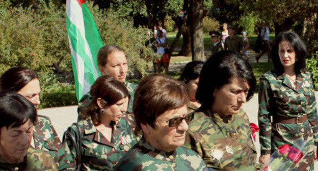 Abkhazia, August 26, 2013. Veterans of the Georgian–Abkhazian war laying flowers at the Memorial of fame in the center of Sukhum. Photo by Anzhela Kuchuberiya for the "Caucasian Knot"