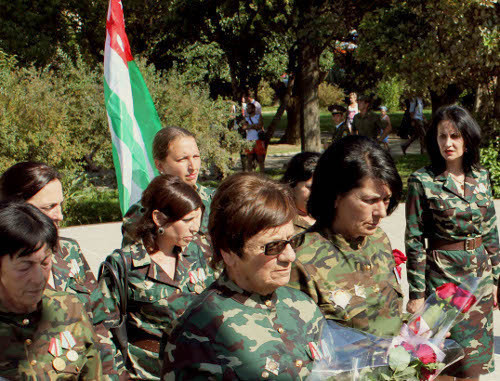 Abkhazia, August 26, 2013. Veterans of the Georgian–Abkhazian war laying flowers at the Memorial of fame in the center of Sukhum. Photo by Anzhela Kuchuberiya for the "Caucasian Knot"