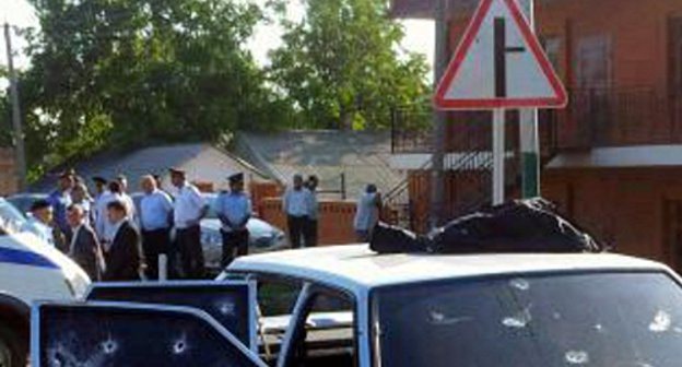 At the car where Akhmed Kotiev was killed. Ingushetia, Malgobek District, Nizhnie Achaluki. August 27, 2013. Photo by press-service of Ingush MIA, 06.mvd.ru