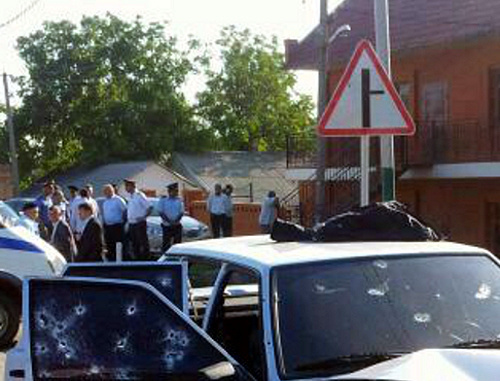 At the car where Akhmed Kotiev was killed. Ingushetia, Malgobek District, Nizhnie Achaluki. August 27, 2013. Photo by press-service of Ingush MIA, 06.mvd.ru