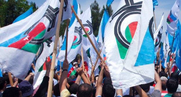 Flags of the Popular Front Party of Azerbaijan at opposition rally. Baku, 2012. Photo by Aziz Karimov for the ‘Caucasian Knot’. 