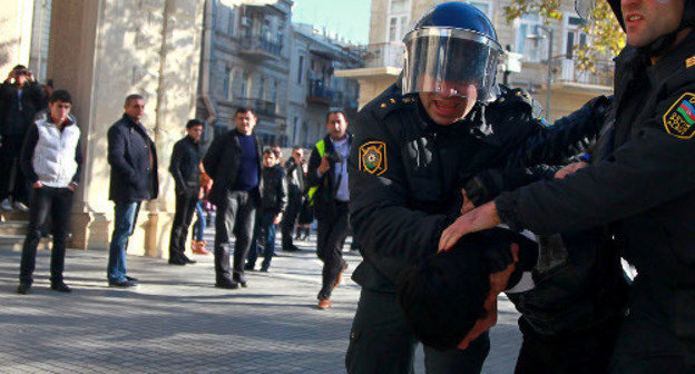 Azerbaijan, Baku, December 10, 2012. Police breaking up opposition protest. Photo by Aziz Karimov for the ‘Caucasian Knot’.