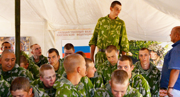 Soldiers-conscripts talking to the commission members who came to Ashuluk firing range. Astrakhan Region, August 30, 2013. Photo: http://ast-ombu.ru