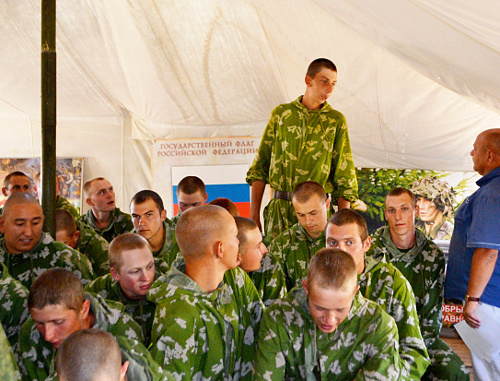 Soldiers-conscripts talking to the commission members who came to Ashuluk firing range. Astrakhan Region, August 30, 2013. Photo: http://ast-ombu.ru