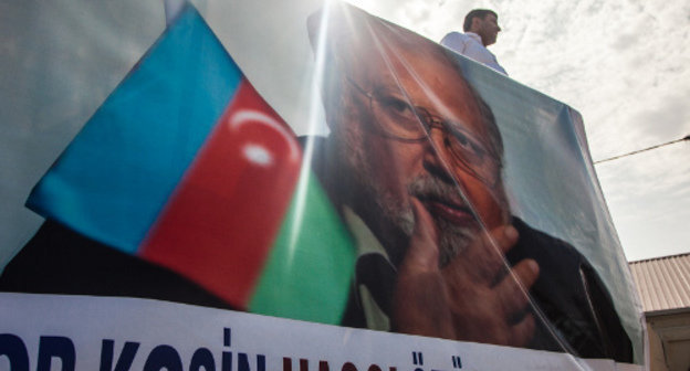 Baku, August 18, 2013. Rally in support of screen writer Rustam Ibragimbekov. Photo by Aziz Karimov for the ‘Caucasian Knot’. 