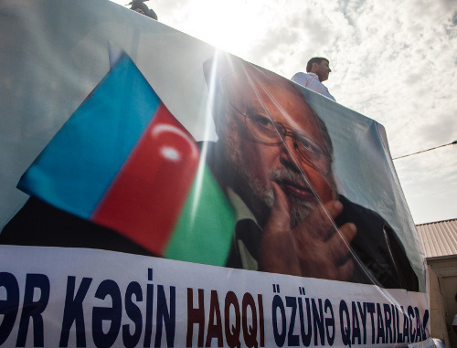 Baku, August 18, 2013. Rally in support of screen writer Rustam Ibragimbekov. Photo by Aziz Karimov for the ‘Caucasian Knot’. 