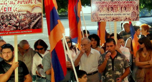 Rally demanding to suspend reconstruction of the Market Hall. Yerevan, September 6, 2013. Photo by Inessa Sargsyan for the ‘Caucasian Knot’.  