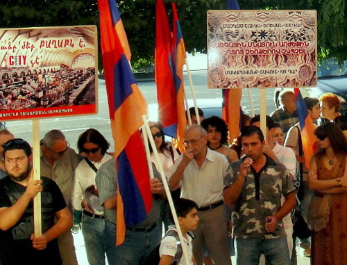 Rally demanding to suspend reconstruction of the Market Hall. Yerevan, September 6, 2013. Photo by Inessa Sargsyan for the ‘Caucasian Knot’.  