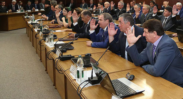 Members of the Parliament of Ingushetia vote on the election of the leader of the republic. Magas, September 8, 2013. Photo: http://www.ingushetia.ru/