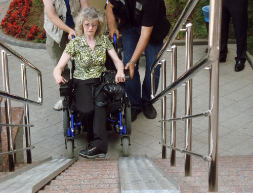 Resident of Sochi tries to get into the building of the city administration on a ramp with too steep slopes, 2010. Photo by Svetlana Kravchenko for the "Caucasian Knot"