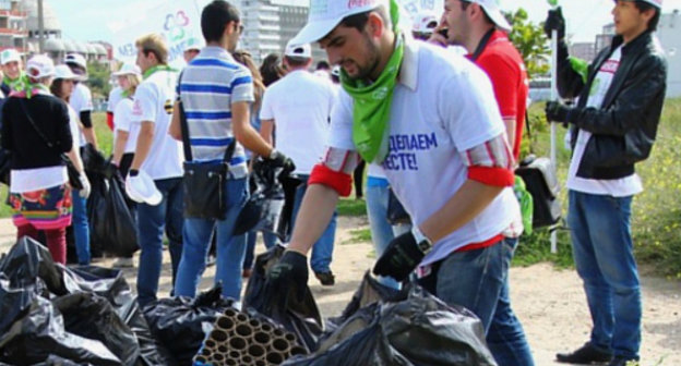 Participants of the action "Bloggers against Garbage". Makhachkala, September 14, 2013. Photo by Renata Omarova for the "Caucasian Knot"