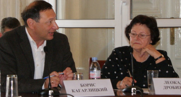 Boris Kagarlitsky and Leokadia Drobizheva at the press conference held at the House of Journalists. Moscow, September 11, 2013. Photo by Natalia Krainova for the ‘Caucasian Knot’.