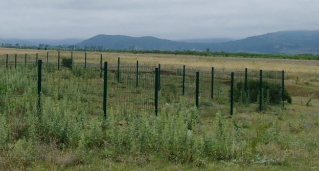 Barbed wire installed near the village of Ditsi by Russian border guards. Georgia, Shida Kartli region, July 2013. Photo by Edita Badasyan for the ‘Caucasian Knot’. 