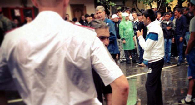  200 people detained during police raids had been keeping in the yard of the police of the Tsentralny District at No. 60 Gorky Street, 60, September 17, 2013. Photo by David Khakim. 