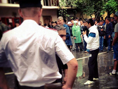  200 people detained during police raids had been keeping in the yard of the police of the Tsentralny District at No. 60 Gorky Street, 60, September 17, 2013. Photo by David Khakim. 