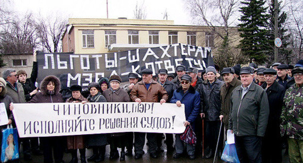 Picket of miners in Zverevo, March 2009. Source: www.lefdon.ru