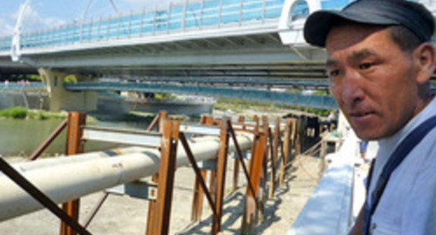 Worker near double road under construction on the Resort avenue. Sochi, summer of 2013. Photo by Svetlana Kravchenko for the "Caucasian Knot"