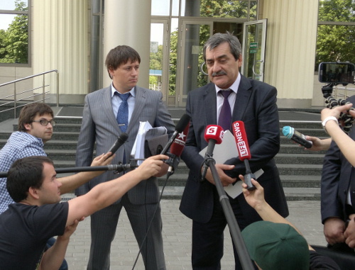 Advocates defending the case of the murder of Anna Politkovskaya and journalists near the building of the Moscow City Court after the trial on June 4, 2013. Photo by the "Caucasian Knot"