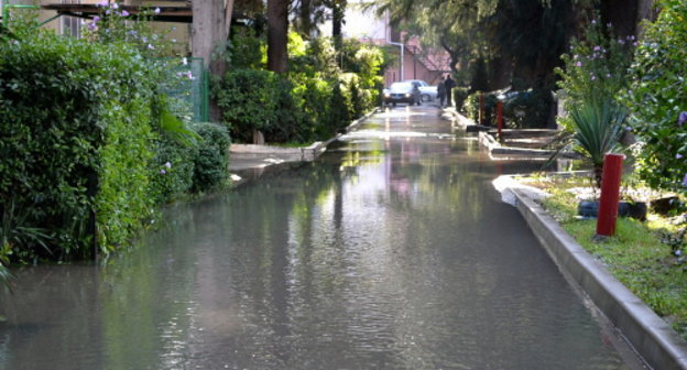 Flooded street in Sochi. September 13, 2013. Photo by Svetlana Kravchenko for the "Caucasian Knot"