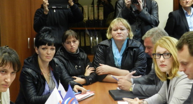 Hunger-striking parents of many children in the public waiting room of Dmitry Medvedev. Volgograd, September 25, 2013. Photo by Tatyana Filimonova for the "Caucasian Knot" 