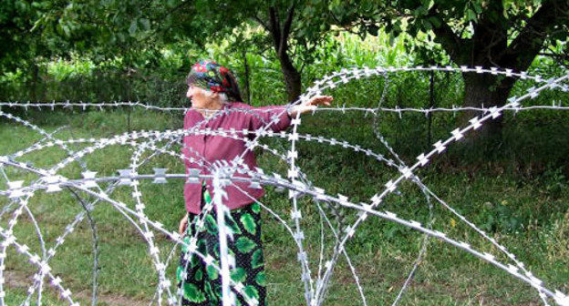 Barbed wire stretched by Russian border guards towards Shida Kartli Region. Georgia, June 2013. Photo by Edita Badasyan for the "Caucasian Knot"