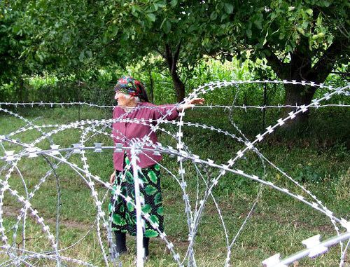 Barbed wire stretched by Russian border guards towards Shida Kartli Region. Georgia, June 2013. Photo by Edita Badasyan for the "Caucasian Knot"