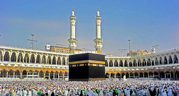 Pilgrims walk around the Kaaba. Saudi Arabia. Photo: Muhammad Mahdi Karim, http://ru.wikipedia.org/