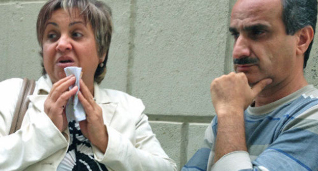 Wife and brother of Hilal Mamedov - Bakhar Mamedova and Imran Mamedov after verdict announcement. Baku, September 27, 2013. Photo by Parvana Bayramova for the "Caucasian Knot"