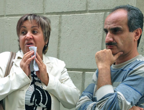 Wife and brother of Hilal Mamedov - Bakhar Mamedova and Imran Mamedov after verdict announcement. Baku, September 27, 2013. Photo by Parvana Bayramova for the "Caucasian Knot"