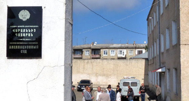 Relatives of the defendants in the yard of The Court of Appeal. Nagorno-Karabakh, Stepanakert, September 27, 2013. Photo by Alvard Grigoryan for the "Caucasian Knot"