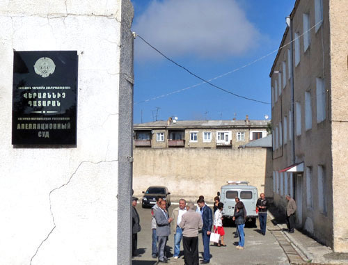 Relatives of the defendants in the yard of The Court of Appeal. Nagorno-Karabakh, Stepanakert, September 27, 2013. Photo by Alvard Grigoryan for the "Caucasian Knot"