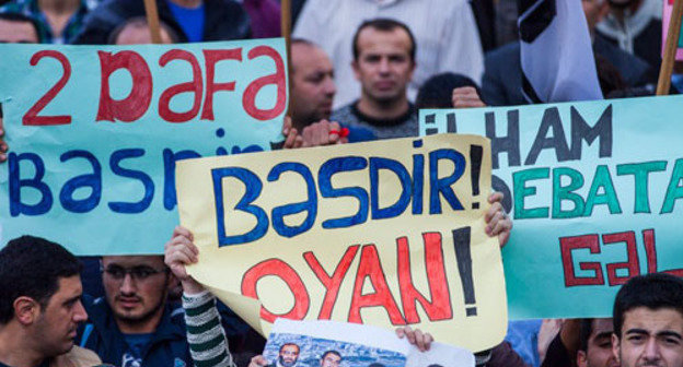 Participants of the rally supporting Presidential candidate Djamil Gasanli with posters saying ‘Two terms are enough!’, ‘Freedom!’, ‘Ilham, join the debates!’ Baky, September 28, 2013. Photo by Aziz Karimov for the ‘Caucasian Knot’.