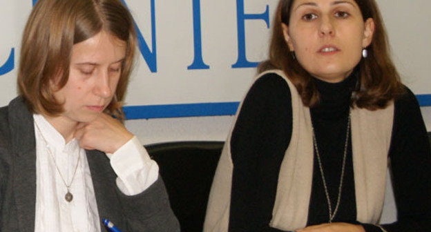 Varvara Pakhomenko (to the left) and Ekaterina Sokiryanskaya at the presentation of their report "Northern Caucasus: Complexities of Integration (III): Governance, Elections and Rule of Law". Moscow, October 7, 2013. Photo by Natalya Kraynova for the "Caucasian Knot"