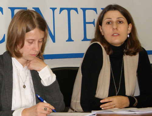 Varvara Pakhomenko (to the left) and Ekaterina Sokiryanskaya at the presentation of their report "Northern Caucasus: Complexities of Integration (III): Governance, Elections and Rule of Law". Moscow, October 7, 2013. Photo by Natalya Kraynova for the "Caucasian Knot"