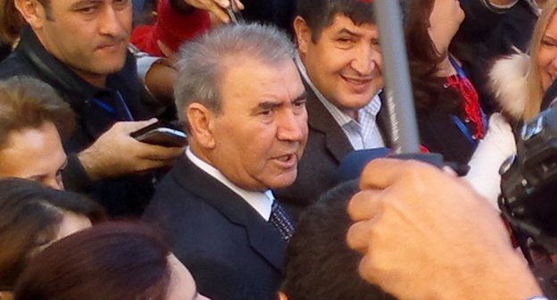 Dozens of journalists gathered at the entrance to the 6th polling station of the 17th Third Yasamal Constituency where Jamil Gasanli, the presidential candidate from the National Council of Democratic Forces (NCDF), has voted (in the centre). Baku, October 9, 2013. Photo by Grigory Shvedov for the "Caucasian Knot"