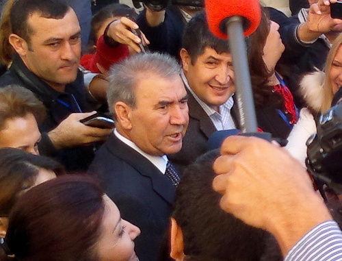 Dozens of journalists gathered at the entrance to the 6th polling station of the 17th Third Yasamal Constituency where Jamil Gasanli, the presidential candidate from the National Council of Democratic Forces (NCDF), has voted (in the centre). Baku, October 9, 2013. Photo by Grigory Shvedov for the "Caucasian Knot"