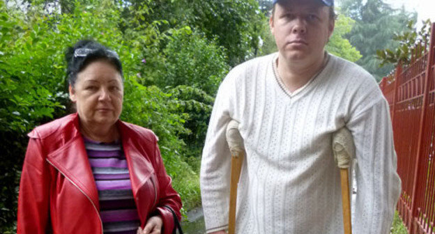 The Tsentralny District Court of Sochi has ruled to deport Vladimir Dolidze, a person with the passport of a citizen of the USSR, who needs specialized medical care, to Georgia. In the photo: Vladimir Dolidze and his mother Svetlana Dolidze. Sochi, October, 2013. Photo by Svetlana Kravchenko for the "Caucasian Knot"