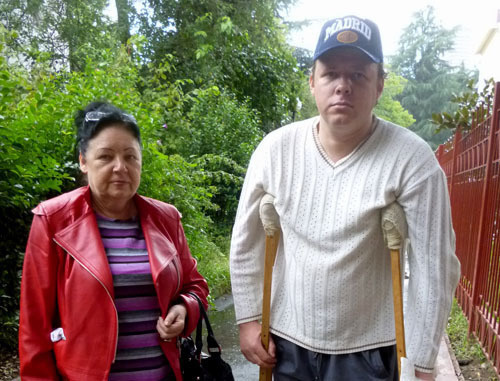 The Tsentralny District Court of Sochi has ruled to deport Vladimir Dolidze, a person with the passport of a citizen of the USSR, who needs specialized medical care, to Georgia. In the photo: Vladimir Dolidze and his mother Svetlana Dolidze. Sochi, October, 2013. Photo by Svetlana Kravchenko for the "Caucasian Knot"