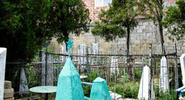 Obelisks in the "Russian Cemetery" against a background of a newly-erected building. Makhachkala, August, 2013. Photo: prosto_gusev@livejournal.com