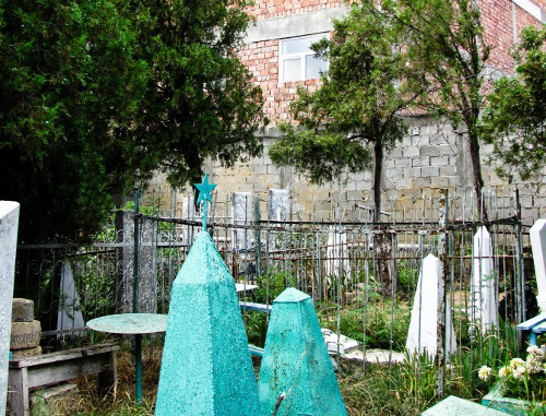 Obelisks in the "Russian Cemetery" against a background of a newly-erected building. Makhachkala, August, 2013. Photo: prosto_gusev@livejournal.com