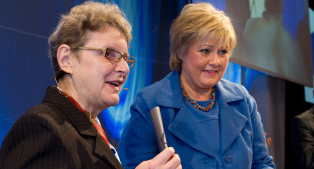 Svetlana Gannushkina (left) and Erna Solberg at the ceremony of the Sjur Lindebrækkes Award for democracy and human rights, Norway, Oslo. May 6, 2012. Photo by Tomas Moss, icu.no