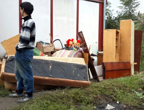 Belongings of the residents of the TAC "Promzhilbaza" moved out to the street by the city authorities. Ingushetia, Karabulak, October 7, 2013. Photo courtesy of the local inhabitants