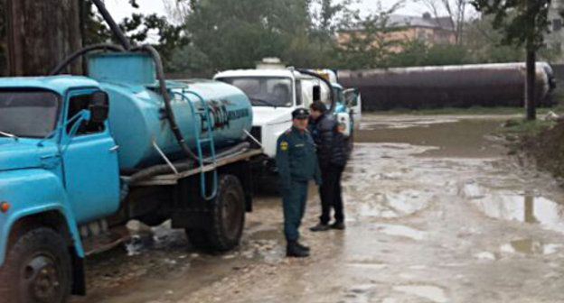 Delivery of drinking water in Khasavyurt. October 8, 2013. Photo by the press service of the Civil Defence Department for Emergencies of Dagestan, http://www.05.mchs.gov.ru/ http://www.05.mchs.gov.ru/news/detail.php?news=22895